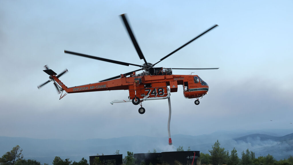 Πυροσβεστικό ελικόπτερο συνετρίβη στην λίμνη Αώου στο Μέτσοβο – Δύο τραυματίες