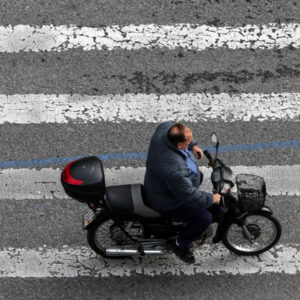 Αστυνομικός χωρίς κράνος πάνω σε «παπί»: Δάσκαλε που δίδασκες…