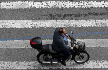 Αστυνομικός χωρίς κράνος πάνω σε «παπί»: Δάσκαλε που δίδασκες…
