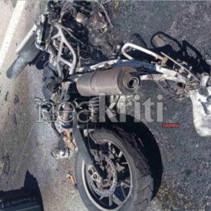 Σφοδρή σύγκρουση μηχανής με αυτοκίνητο στην Κρήτη: O μοτοσικλετιστής υπέστη εγκαύματα από τις φλόγες
