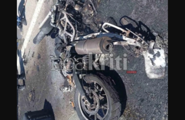 Σφοδρή σύγκρουση μηχανής με αυτοκίνητο στην Κρήτη: O μοτοσικλετιστής υπέστη εγκαύματα από τις φλόγες