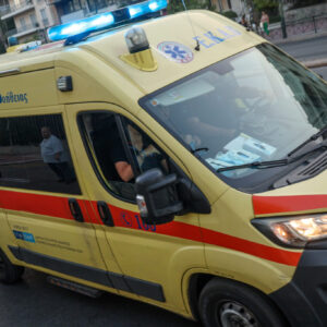 Αυτοκίνητο στην Κόρινθο παρέσυρε 12χρονη έξω από σχολείο – Στο νοσοκομείο με σοβαρά τραύματα η ανήλικη