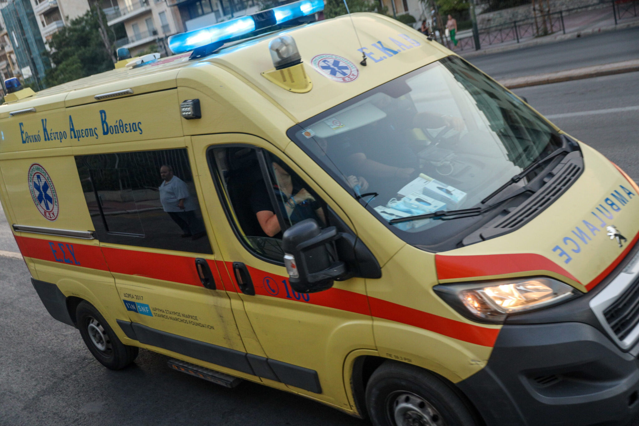 Αυτοκίνητο στην Κόρινθο παρέσυρε 12χρονη έξω από σχολείο – Στο νοσοκομείο με σοβαρά τραύματα η ανήλικη