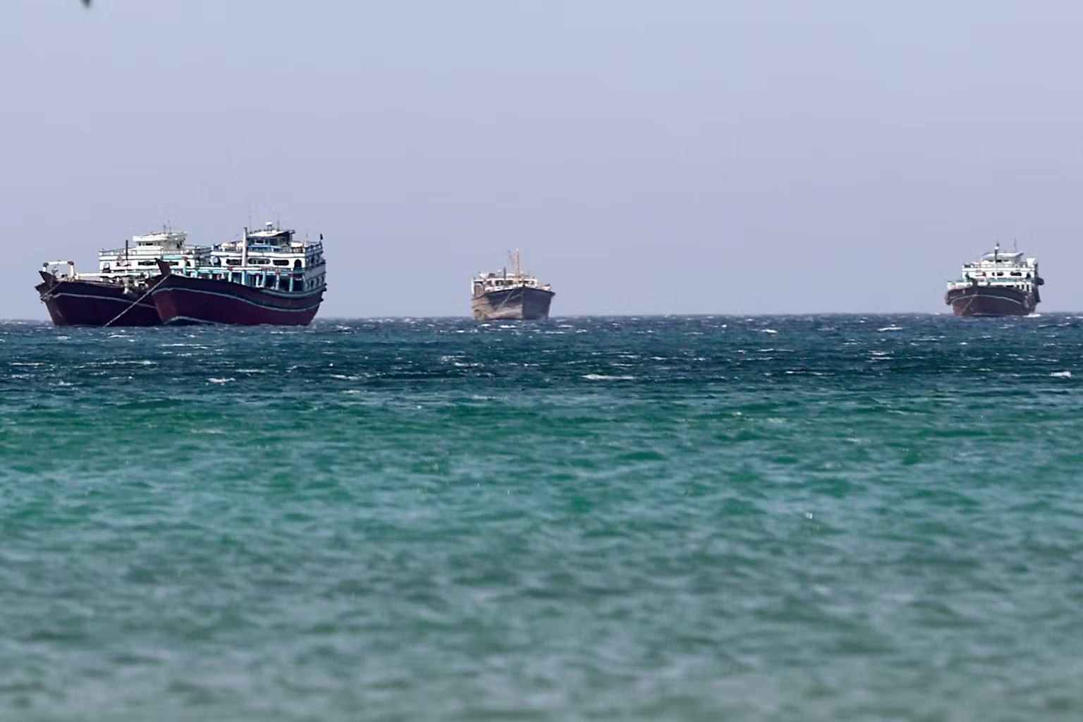 Το Ιράν «φρενάρει» την διέλευση πλοίων στα Στενά του Ορμούζ: Φόβοι για τα χειρότερα μετά την χθεσινή επίθεση