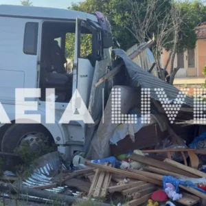 Λεχαινά: Φορτηγό έπεσε πάνω σε αποθήκες μετά από τσίμπημα εντόμου στον οδηγό