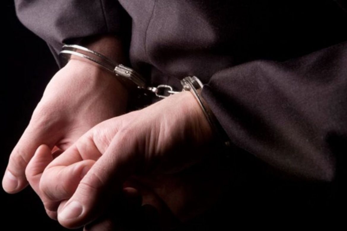Χαλάνδρι: Xειροπέδες σε 45χρονο που απείλησε την γειτόνισσά του με όπλο ρέπλικα και επιτέθηκε σε αστυνομικούς
