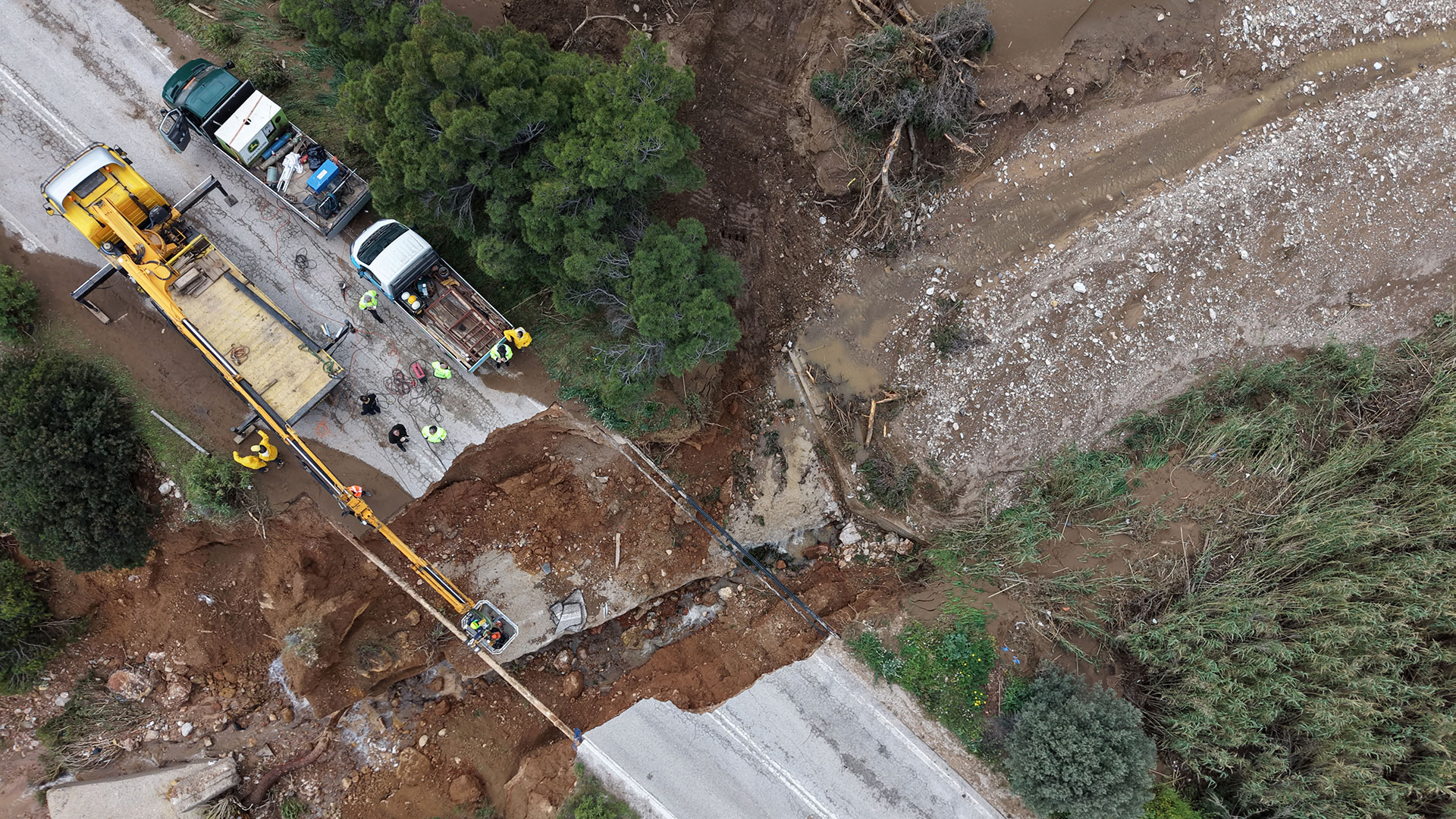 Τι θα γίνει με τον διαλυμένο δρόμο στην Ραφήνα; – Να πιάσει πρώτα κάποια φωτιά και να γίνει καμιά τραγωδία;
