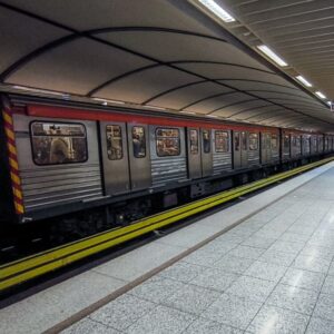 Βίντεο ντοκουμέντο: Τέσσερις νεαροί ξυλοκόπησαν δίδυμα αδέλφια μέσα στο μετρό για να τους αρπάξουν τους σταυρούς