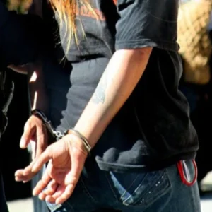 Χειροπέδες σε δύο γυναίκες στη Νέα Φιλαδέλφεια που διέπραξαν σωρεία κλοπών – Πώς δρούσαν