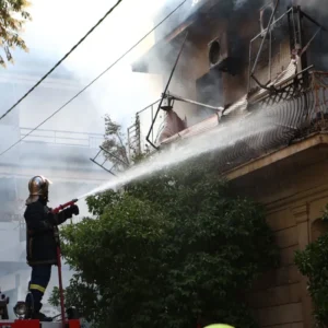 Φωτιά στην Καλλιθέα: Σπαρακτικά πλάνα από τη κατάσβεση – Τραυματίες πυροσβέστες και πολίτες (βίντεο)