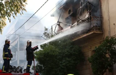 Φωτιά στην Καλλιθέα: Σπαρακτικά πλάνα από τη κατάσβεση – Τραυματίες πυροσβέστες και πολίτες (βίντεο)