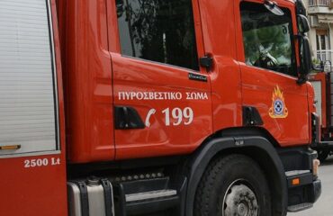 Συναγερμός στην Καλλιθέα: Φωτιά σε διώροφο σπίτι – Ισχυρές δυνάμεις της Πυροσβεστικής στο σημείο