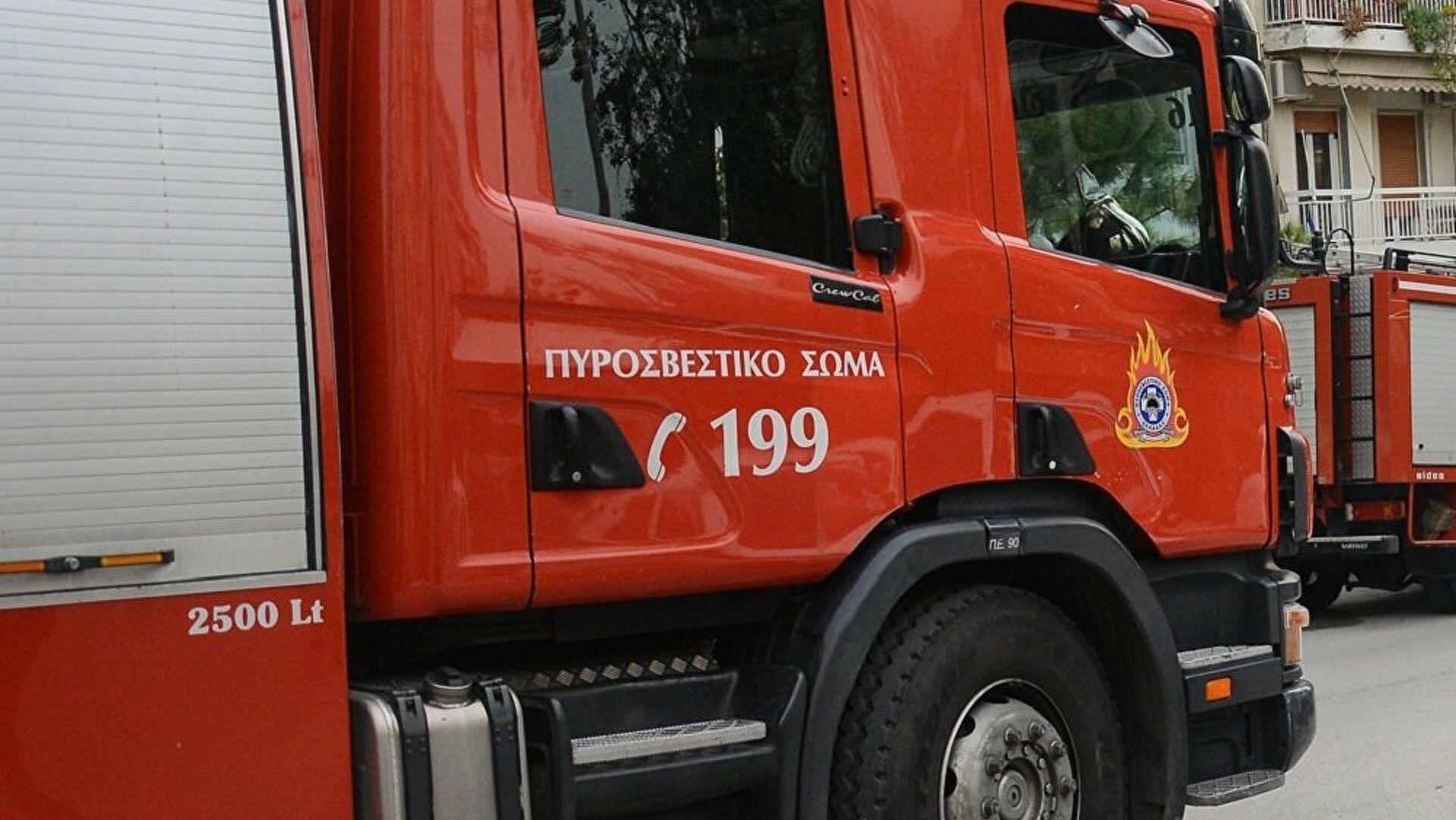 Συναγερμός στην Καλλιθέα: Φωτιά σε διώροφο σπίτι – Ισχυρές δυνάμεις της Πυροσβεστικής στο σημείο