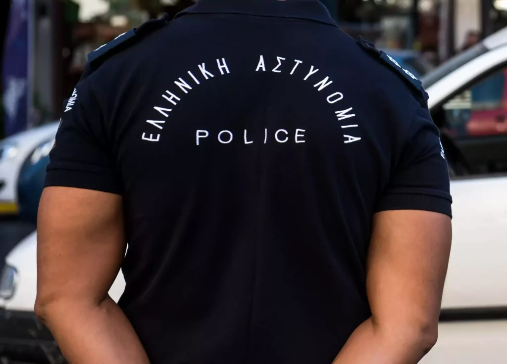 Χειροπέδες σε αξιωματικό της ΕΛΑΣ: Ευθύνεται για τον άγριο ξυλοδαρμό κρατουμένου – Τον σταμάτησαν συνάδελφοί του