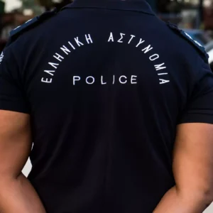 Χειροπέδες σε αξιωματικό της ΕΛΑΣ: Ευθύνεται για τον άγριο ξυλοδαρμό κρατουμένου – Τον σταμάτησαν συνάδελφοί του