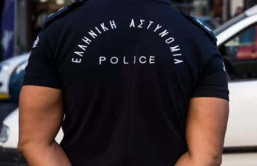 Χειροπέδες σε αξιωματικό της ΕΛΑΣ: Ευθύνεται για τον άγριο ξυλοδαρμό κρατουμένου – Τον σταμάτησαν συνάδελφοί του