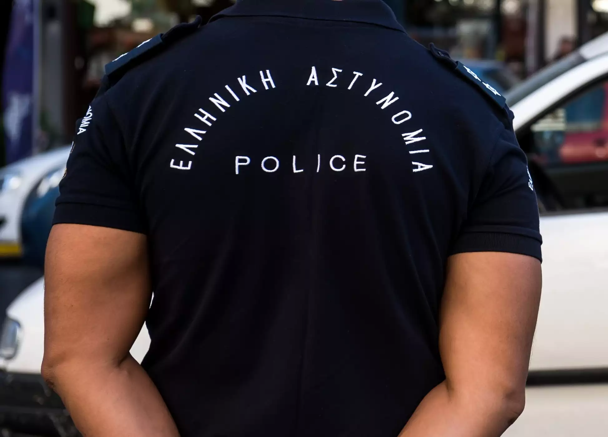 Χειροπέδες σε αξιωματικό της ΕΛΑΣ: Ευθύνεται για τον άγριο ξυλοδαρμό κρατουμένου – Τον σταμάτησαν συνάδελφοί του