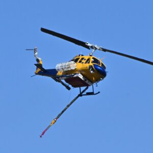 Ολοκληρώθηκε η ανέλκυση του πυροσβεστικού ελικοπτέρου από τη λίμνη Αώου (βίντεο)