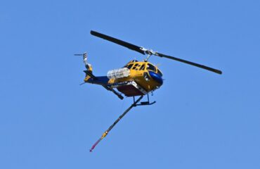 Ολοκληρώθηκε η ανέλκυση του πυροσβεστικού ελικοπτέρου από τη λίμνη Αώου (βίντεο)