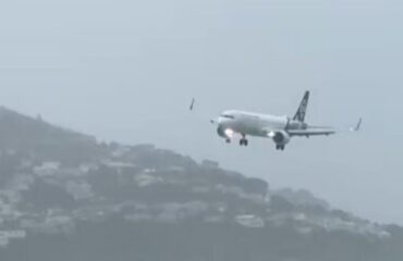 Βίντεο: Αεροπλάνο στην Νέα Ζηλανδία σταματά την προσγείωση τελευταία στιγμή λόγω ανέμων και βροχής