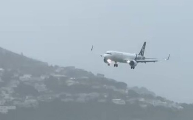 Βίντεο: Αεροπλάνο στην Νέα Ζηλανδία σταματά την προσγείωση τελευταία στιγμή λόγω ανέμων και βροχής