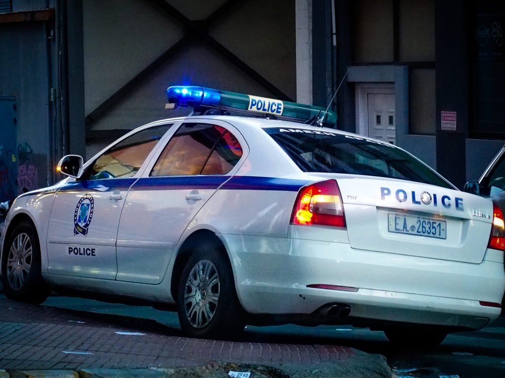 Άγριος καβγάς τριών ανδρών στη μέση του δρόμου στην Θεσσαλονίκη – Δύο στο Α.Τ. κι ένας στο νοσοκομείο