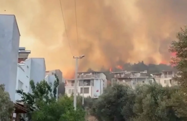 Τουρκία: Μεγάλη φωτιά κοντά σε κατοικημένες περιοχές στη Σμύρνη (βίντεο)
