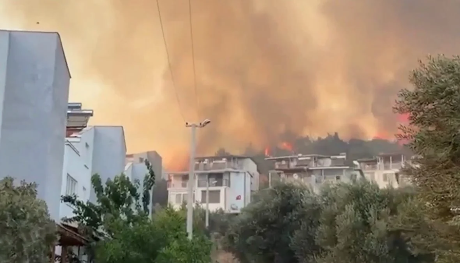 Τουρκία: Μεγάλη φωτιά κοντά σε κατοικημένες περιοχές στη Σμύρνη (βίντεο)