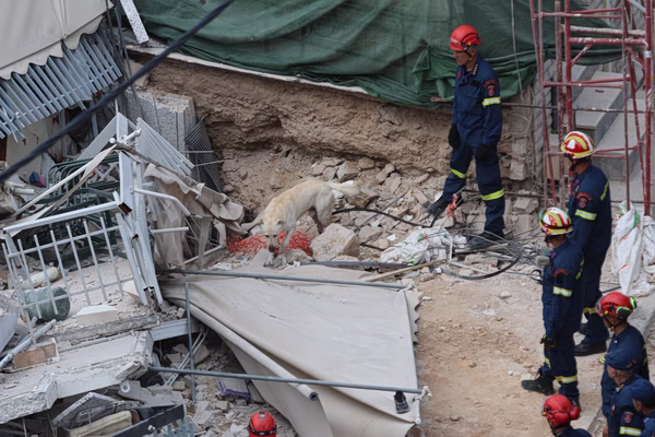 Πετράλωνα: Σε σωρό από μπάζα και σίδερα μετατράπηκε η πολυκατοικία που κατέρρευσε – Δείτε το πριν & το μετά (φωτο)