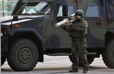 Γερμανία: Η στιγμή που αξιωματικός πέφτει από στρατιωτικό όχημα κατά τη διάρκεια επίδειξης (βίντεο)