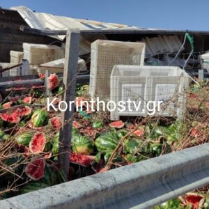Δείτε φωτογραφίες: Νταλίκα ανετράπη στην Ολυμπία Οδό και ο δρόμος γέμισε με καρπούζια