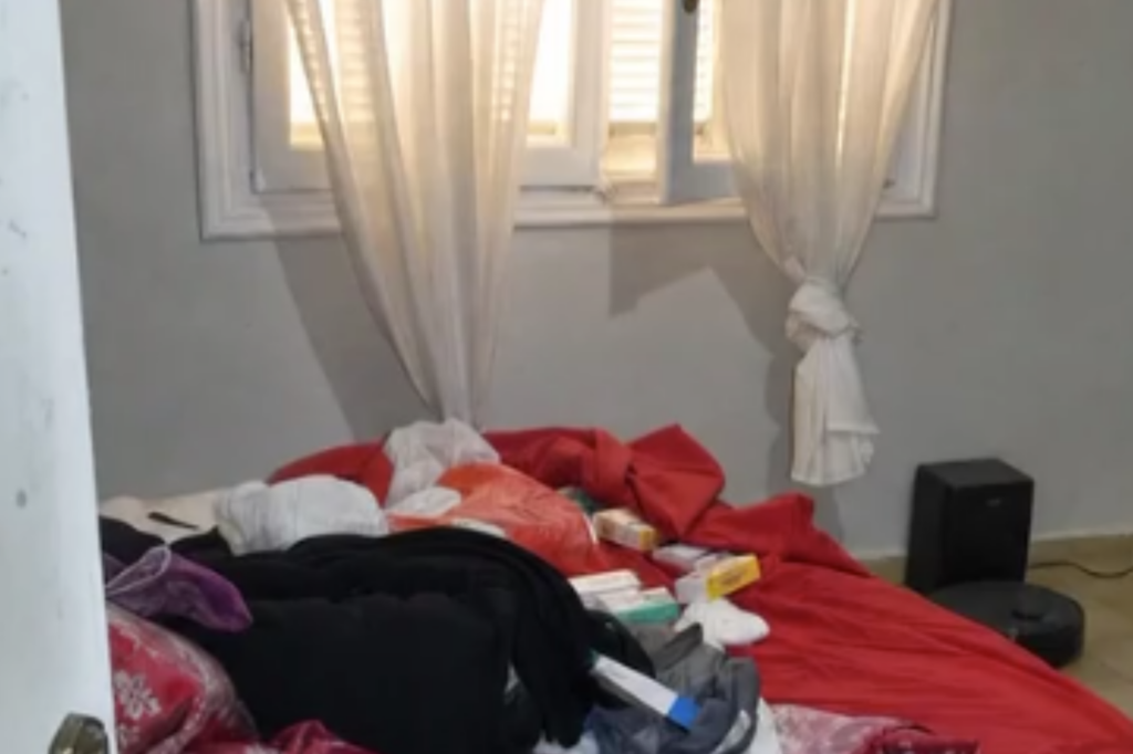 Διπλή δολοφονία στο Αίγιο: Πληθώρα φαρμάκων εντοπίστηκαν στο δωμάτιο του 65χρονου Ιταλού – Δείτε εικόνες