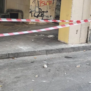 Παραλίγο τραγωδία στο κέντρο της Αθήνας: Κομμάτια πρόσοψης πολυκατοικίας έπεσαν στην οδό Κολοκοτρώνη (φώτο)