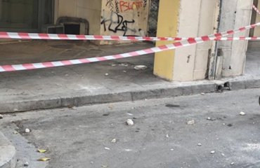 Παραλίγο τραγωδία στο κέντρο της Αθήνας: Κομμάτια πρόσοψης πολυκατοικίας έπεσαν στην οδό Κολοκοτρώνη (φώτο)