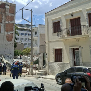 Η απάντηση που έλαβε ένοικος πριν καταρρεύσει η πολυκατοικία στα Πετράλωνα: «Και η Πίζα γέρνει αλλά δεν έχει πέσει»