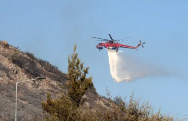 Φωτιά σε δύσβατη αγροτοδασική έκταση στην Φθιώτιδα: Eκκενώνονται τρεις οικισμοί (βίντεο)