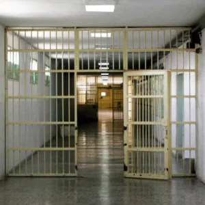 «Να κοιτάς λίγο πιο βαθιά»: Η επιστολή ανήλικου κρατούμενου που συγκίνησε τη Δικαιοσύνη (φώτο)