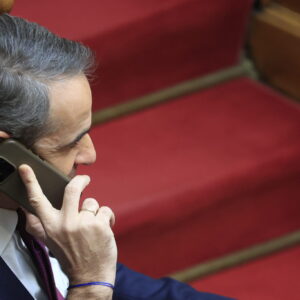 Με… ηλεκτρονική εφαρμογή θα εφοδιαστούν τα κινητά των βουλευτών της ΝΔ – Για να ενημερώνονται καλύτερα