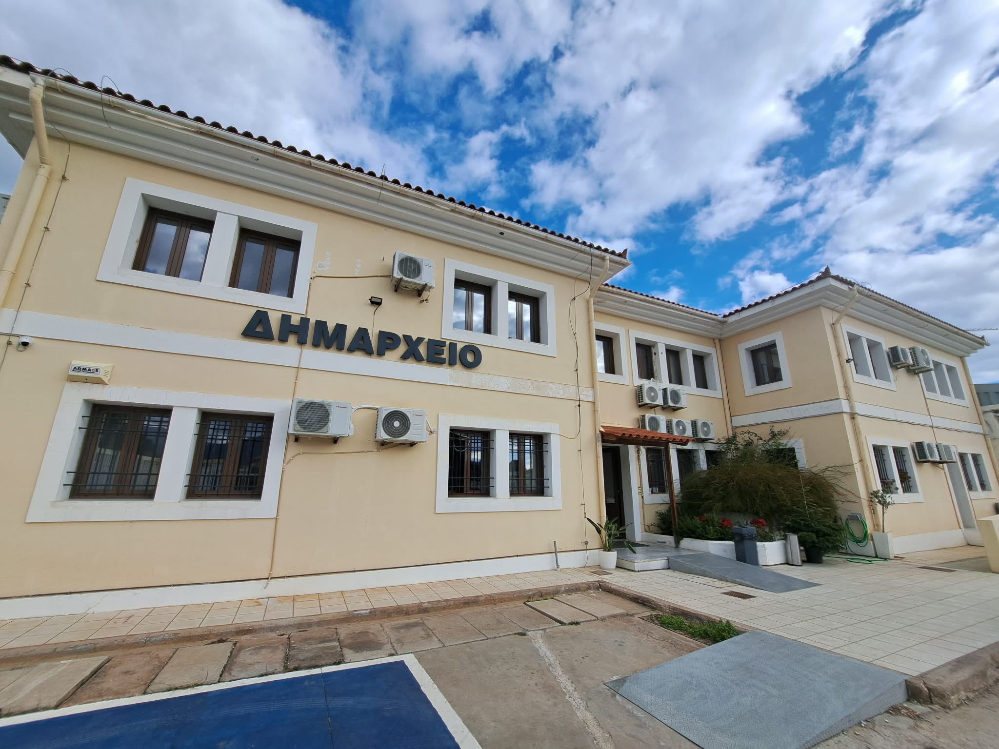 Tραγωδία κοντά στο Δημαρχείο του Αγίου Νικολάου στο Λασίθι: Γυναίκα έπεσε από ταράτσα και σκοτώθηκε