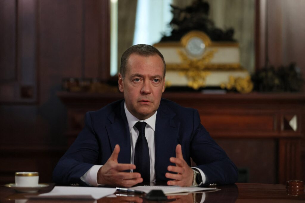 Ο Ντ. Μεντβέντεφ στην Τεχεράνη για την κηδεία του Αγιατολάχ Χαμενεΐ – Σφραγίζεται ο άξονας Μόσχας-Ιράν