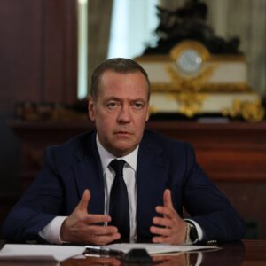 Ο Ντ. Μεντβέντεφ στην Τεχεράνη για την κηδεία του Αγιατολάχ Χαμενεΐ – Σφραγίζεται ο άξονας Μόσχας-Ιράν