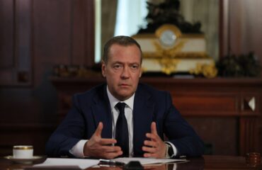 Ο Ντ. Μεντβέντεφ στην Τεχεράνη για την κηδεία του Αγιατολάχ Χαμενεΐ – Σφραγίζεται ο άξονας Μόσχας-Ιράν