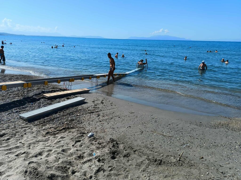 Σοβαρός τραυματισμός 7χρονου που έπαιζε σε μπάρα ΑμεΑ σε παραλία της Αμφιλοχίας