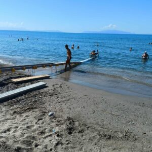Σοβαρός τραυματισμός 7χρονου που έπαιζε σε μπάρα ΑμεΑ σε παραλία της Αμφιλοχίας
