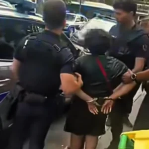 Αλγερινός ανήλικος τρομοκρατούσε  τουρίστες και οδηγούς στο Παρίσι