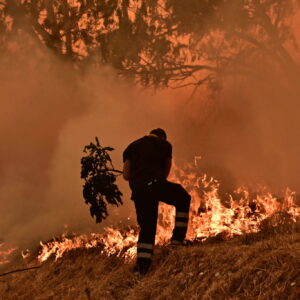Φωτιά στο Ωραιόκαστρο Θεσσαλονίκης: Κοντά στο Ίδρυμα Χρόνιων Παθήσεων οι φλόγες – Aκούγονται εκρήξεις (upd)