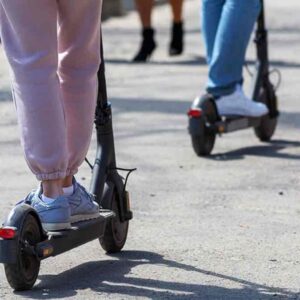 Βίντεο: Άνδρας μπήκε με ηλεκτρικό πατίνι στον Κηφισό και εγκλωβίστηκε σε νησίδα