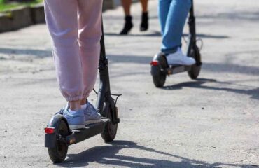 Βίντεο: Άνδρας μπήκε με ηλεκτρικό πατίνι στον Κηφισό και εγκλωβίστηκε σε νησίδα