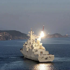 Εντυπωσιακή εκτόξευση πυραύλων κρουζ «Deep Strike» από το αντιτορπιλικό «Choe Hyon» της Β.Κορέας – Δείτε βίντεο