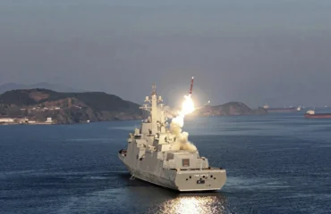 Εντυπωσιακή εκτόξευση πυραύλων κρουζ «Deep Strike» από το αντιτορπιλικό «Choe Hyon» της Β.Κορέας – Δείτε βίντεο